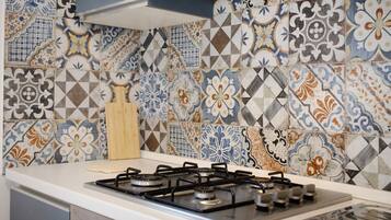 Fridge, oven, stovetop, coffee/tea maker