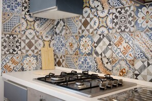 Frigorifero, forno, piano cottura, macchina per tè/caffè