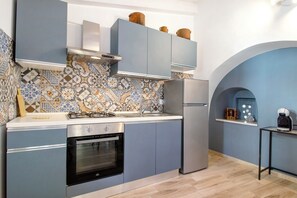 Kühlschrank, Ofen, Herdplatte, Wasserkocher mit Kaffee-/Teezubehör