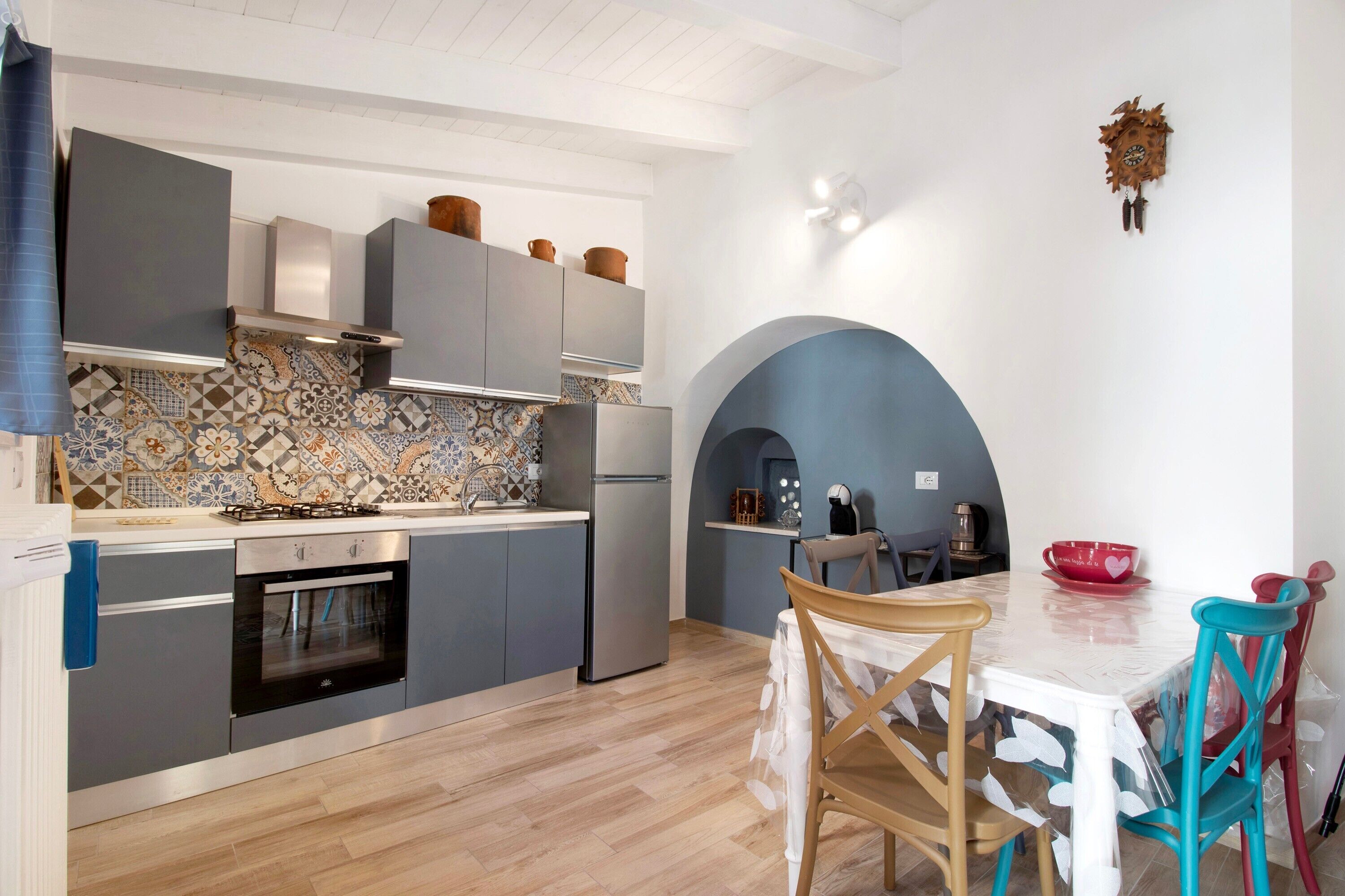 Fridge, oven, stovetop, coffee/tea maker