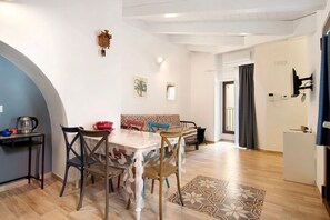 Dining - Apartment 'Unit Two' with Shared Terrace, Wi-Fi and Air Conditioning (Rutigliano)