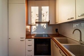 Refrigerador, horno, placa de cocina, cafetera/tetera