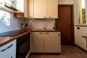 Fridge, oven, stovetop, coffee/tea maker