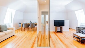 Eine moderne Wohnung mit Essbereich, Wohnzimmer und Fernseher.