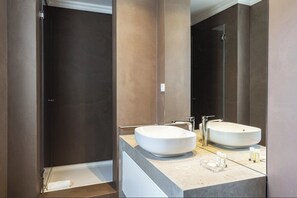 Douche, sèche-cheveux, bidet, serviettes fournies