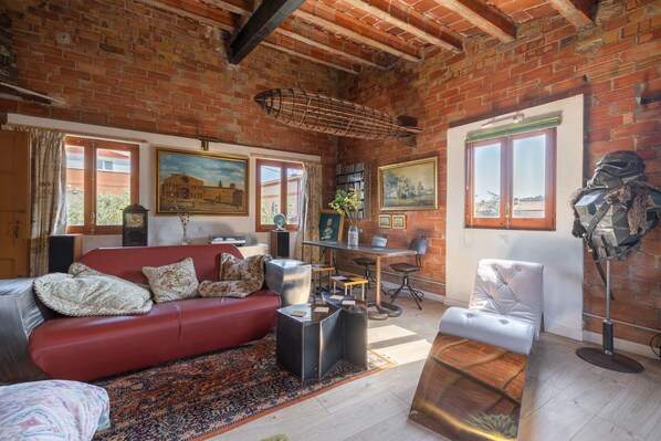 Interior - Apartment 'La Fabriqueta Deluxe' with Mountain View, Wi-Fi and Air Conditioning (Riudecanyes)