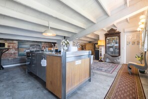 Interior - Apartment 'La Fabriqueta Deluxe' with Mountain View, Wi-Fi and Air Conditioning (Riudecanyes)