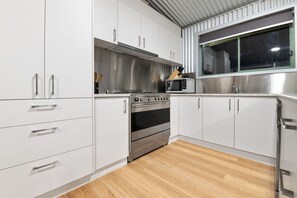 Microwave, oven, stovetop, dishwasher - Eco Friendly Murray River Accommodation, Rufus River (Rufus)