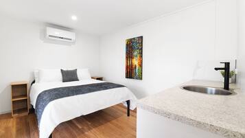 7 bedrooms, WiFi, bed sheets