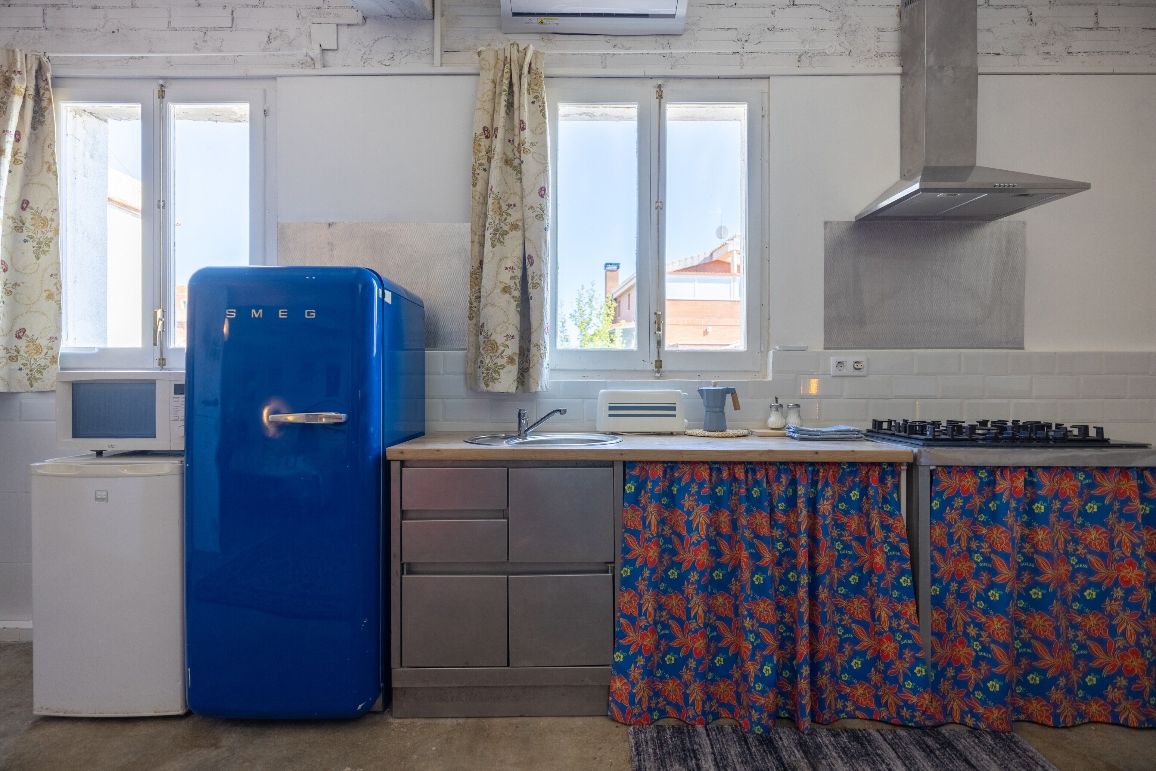 Kylskåp, mikrovågsugn, spishäll och kaffe- och tebryggare