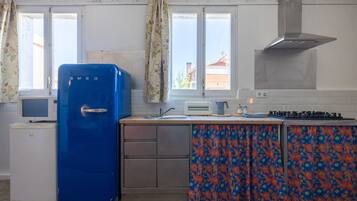 Kylskåp, mikrovågsugn, spishäll och kaffe- och tebryggare