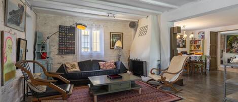 TV, fireplace