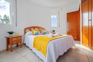 3 bedrooms, iron/ironing board, free WiFi, bed sheets - Villa 'Flor' with sea views, private pool and Wi-Fi (Les Tres Cales)
