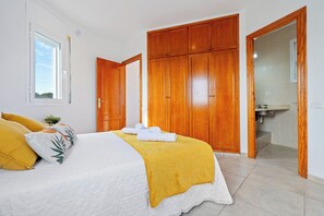 3 chambres, fer et planche à repasser, Wi-Fi gratuit, draps fournis