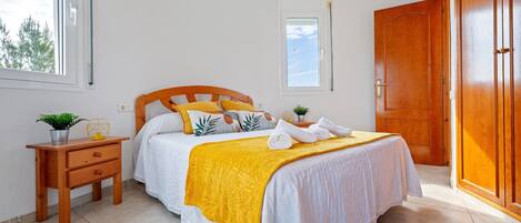 3 chambres, fer et planche à repasser, Wi-Fi gratuit, draps fournis