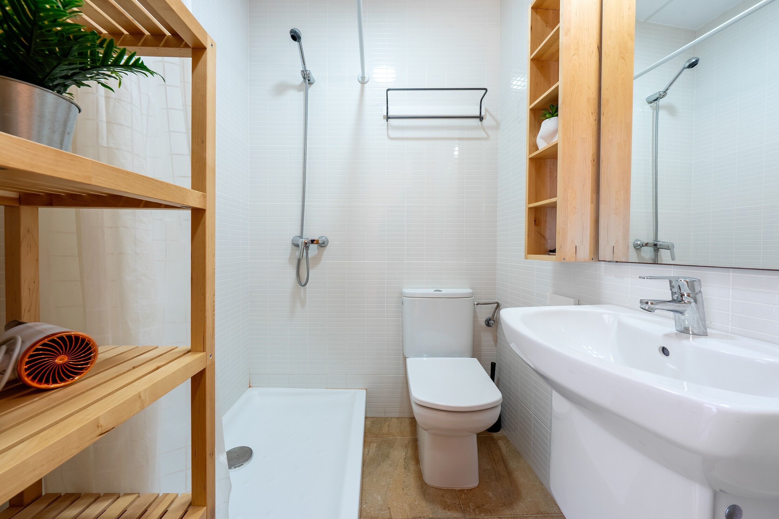 Douche, sèche-cheveux, serviettes fournies