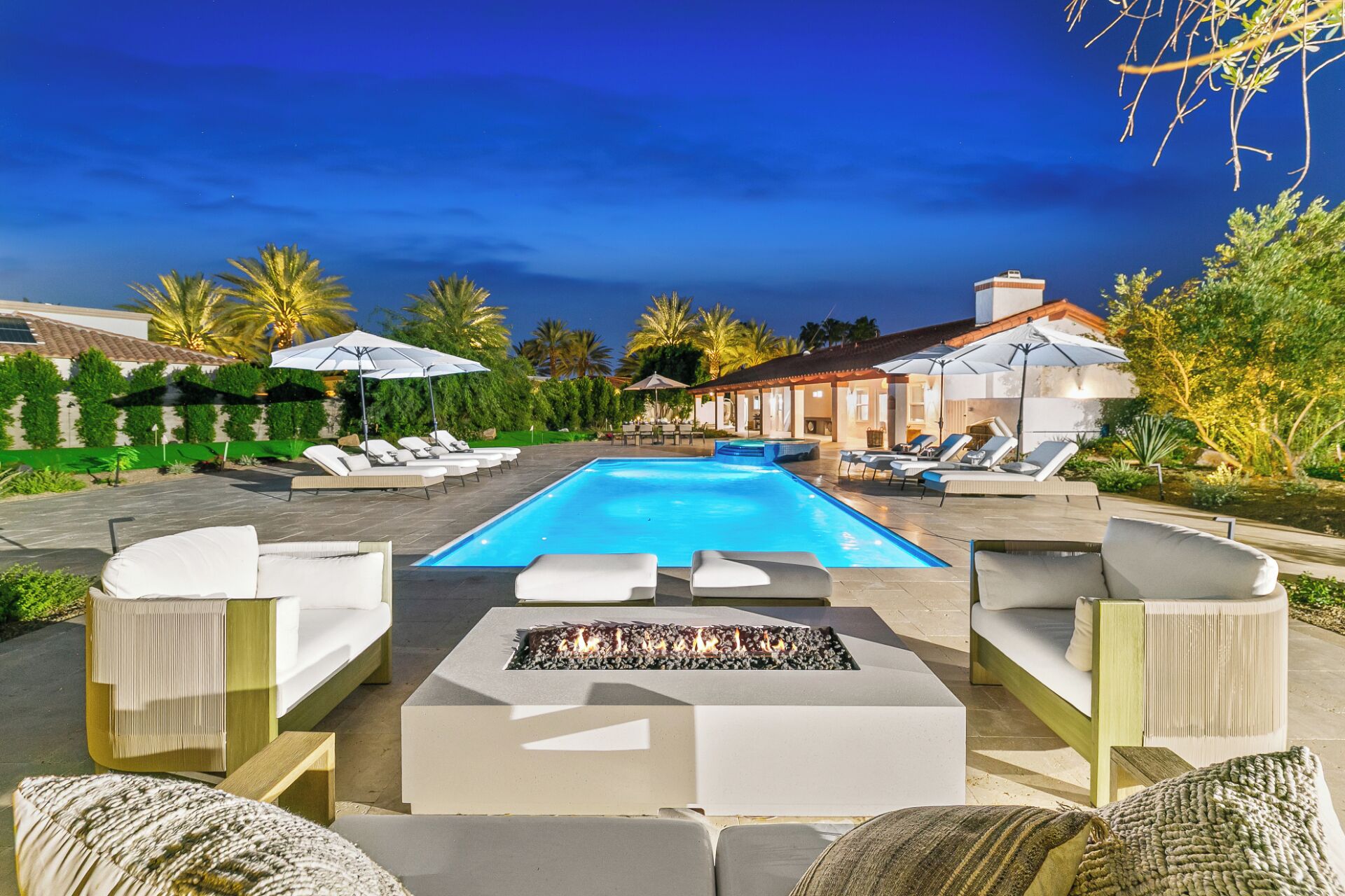 Een buitenzwembad en een verwarmd zwembad