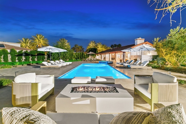 Una piscina al aire libre, una piscina climatizada