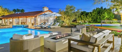 Alberca al aire libre y alberca climatizada