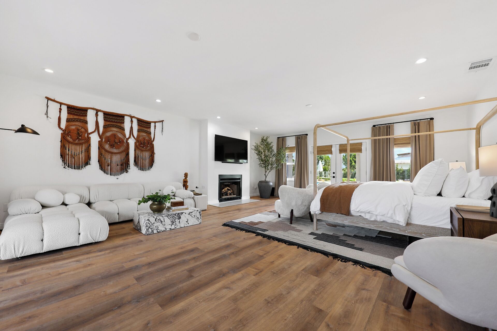 5 habitaciones, escritorio y tabla de planchar con plancha 