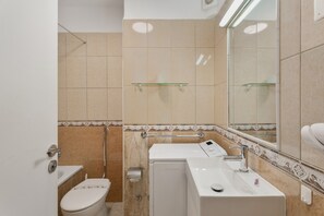 Shower, hair dryer, towels - Vacation Studio 'Santa María' with Sea View, Wi-Fi and Air Conditioning (Adeje)