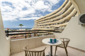 Outdoor dining - Vacation Studio 'Santa María' with Sea View, Wi-Fi and Air Conditioning (Adeje)