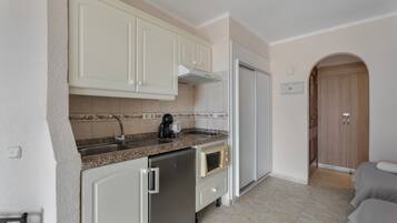 Fridge, microwave, stovetop, coffee/tea maker