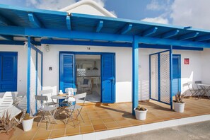 Outdoor dining - Vacation Home 'Los Morros' with Sea View, Private Terrace and Wi-Fi (Punta Mujeres)