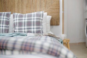 2 bedrooms, iron/ironing board, free WiFi, bed sheets - Vacation Home 'Los Morros' with Sea View, Private Terrace and Wi-Fi (Punta Mujeres)