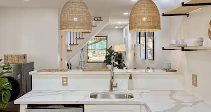 4-bedroom 3.5 Bathrooms townhome located downtown Wilmington, DE with W/D!