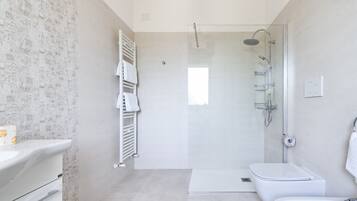 Doccia, set di cortesia gratuito, asciugacapelli, bidet