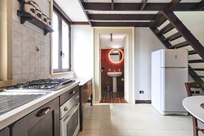 Kühlschrank, Ofen, Herdplatte, Kochgeschirr/Geschirr/Besteck