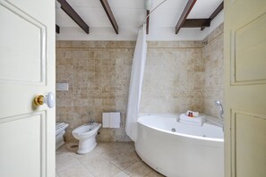 Boblebadekar, hårtørrer, bidet