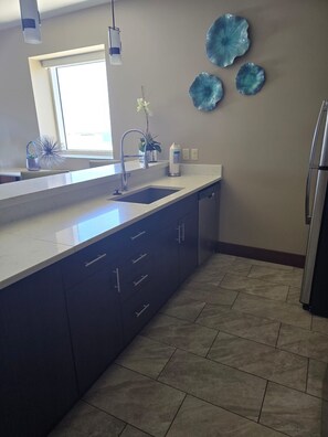 Coffee/tea maker, electric kettle, blender, cookware/dishes/utensils