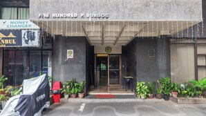 L’entrée de Fine Hundred P. Burgos est agrémentée d’un abri pour voiture et de plantes en pot.