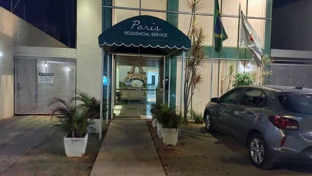 Un edificio con un cartel que dice 