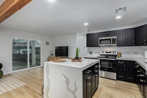 Microwave, oven, stovetop, dishwasher - Charming 3-bedroom house in welcoming Downtown Gilbert with WiFi, AC (Gilbert)