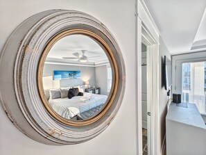 18 habitaciones, escritorio y tabla de planchar con plancha