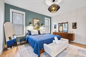 3 bedrooms, desk, iron/ironing board, free WiFi - Luxury mountain cabin with year-round views, hot tub, arcade, fire pit and more. (Mount Jackson)
