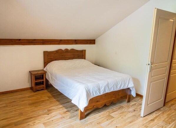 Room - 40m from ski slopes, 3rd floor, fitness, swimming pool, sauna, terrace, tv, ski locker, 49m² (Les Orres)