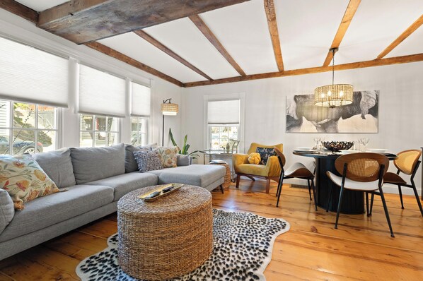 Smart-TV, Kamin, Bücher