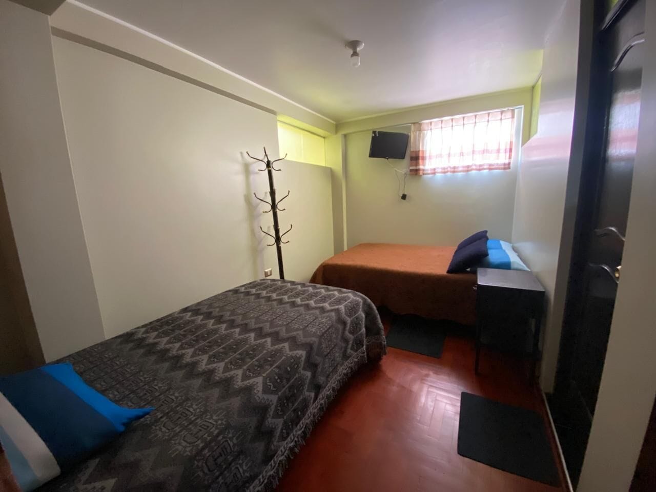 Hochwertige Bettwaren, Daunenbettdecken, laptopgeeigneter Arbeitsplatz