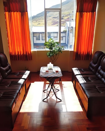 Lobby sitting area. Hostal Kemovi Turístico Desaguadero