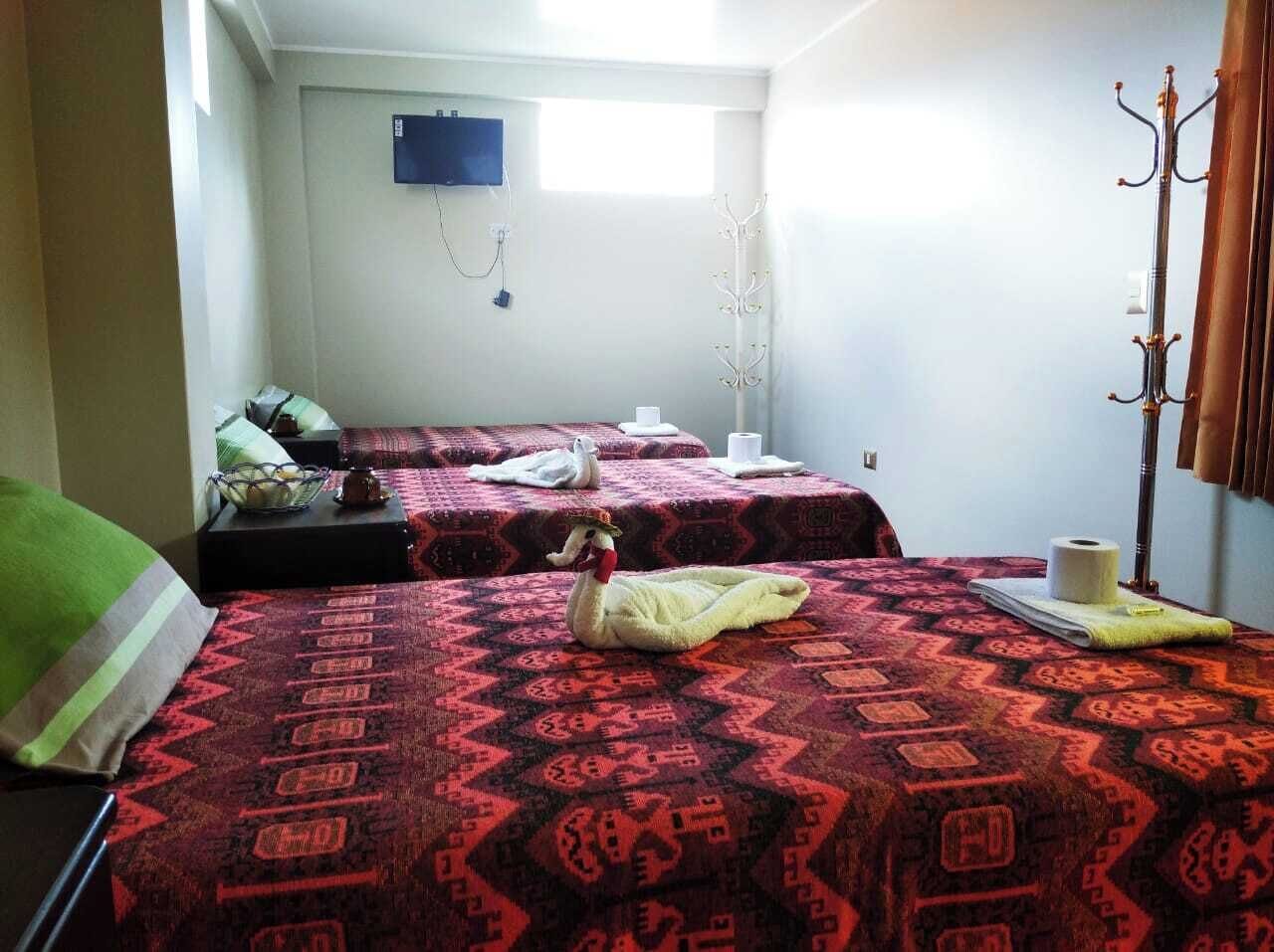 Economy-Dreibettzimmer, Gemeinschaftsbad | Hochwertige Bettwaren, Daunenbettdecken, laptopgeeigneter Arbeitsplatz