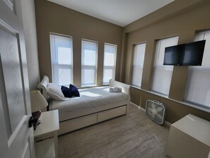 5 bedrooms, iron/ironing board, WiFi, bed sheets