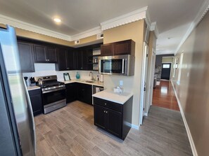 冷蔵庫、電子レンジ、オーブン、コンロ