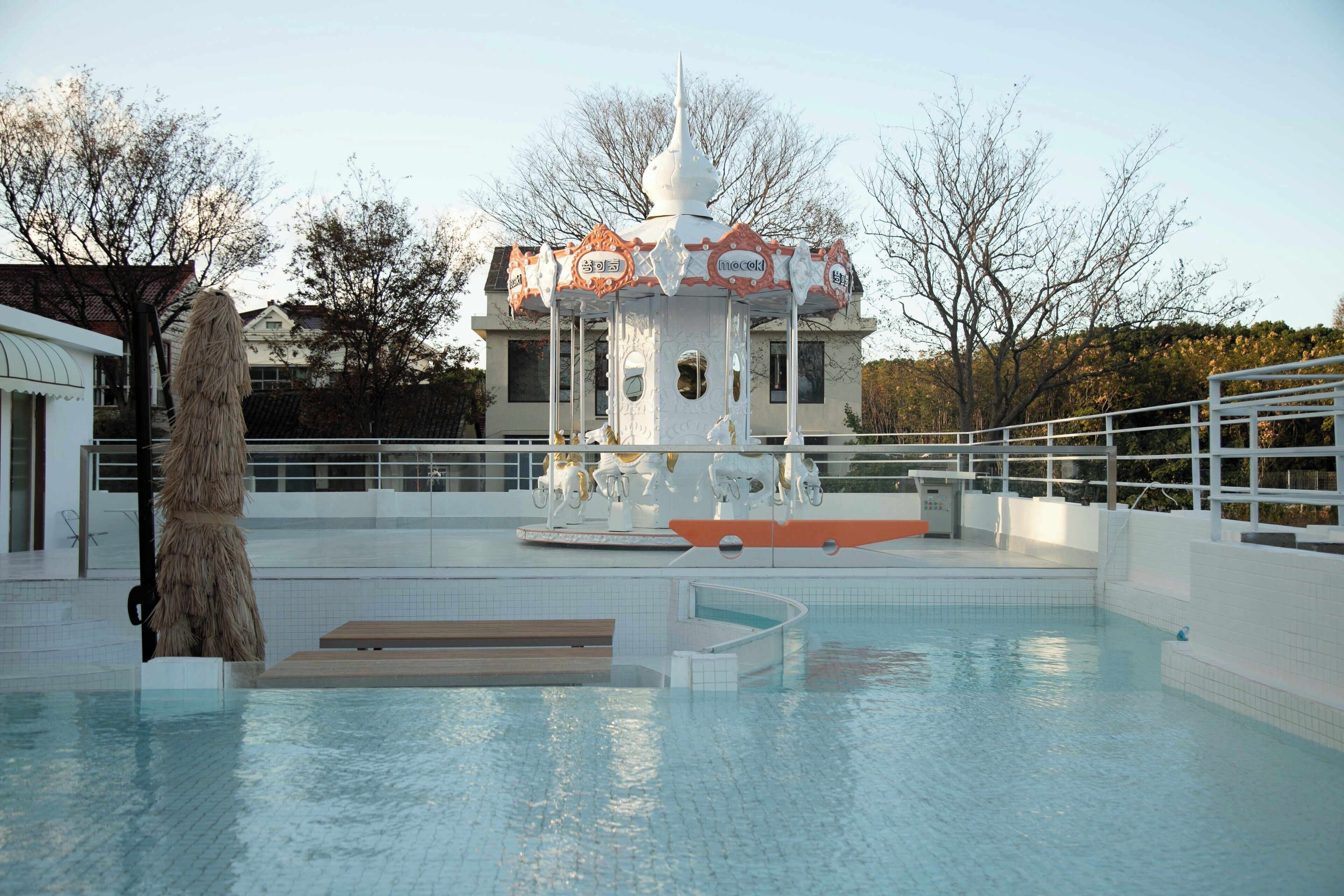 Außenpool (je nach Saison geöffnet), Sonnenschirme