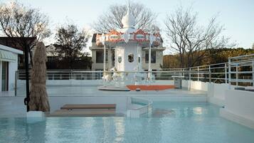 Außenpool (je nach Saison geöffnet), Sonnenschirme