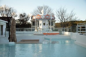 Seasonal outdoor pool, pool umbrellas - Shanghai MOCOKI hotel (Shanghai)