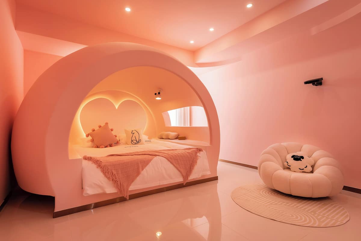 Quarto moderno com design de arco único, cama confortável, área de estar circular e decoração minimalista.